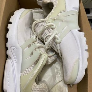 White Nike Presto